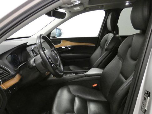 Used 2021 Volvo XC90 T6 Momentum w/ Protection Package Premier image 9