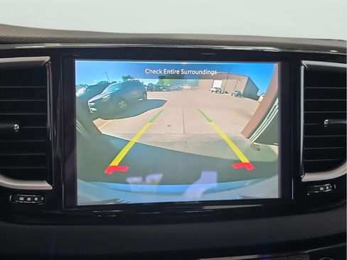 Used 2023 Chrysler Pacifica Touring-L FWD image 17