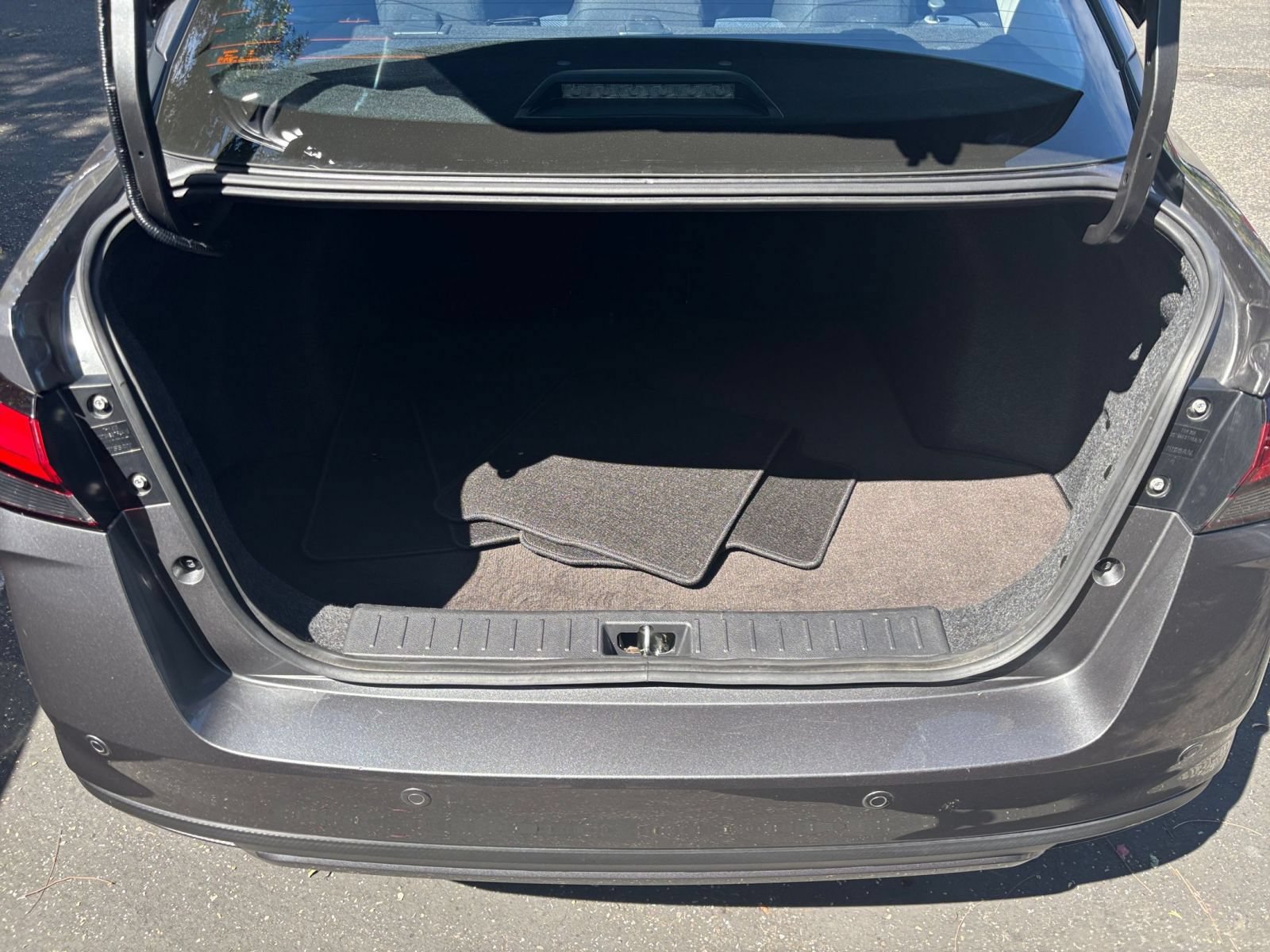 Used 2025 Nissan Versa SV FWD image 28