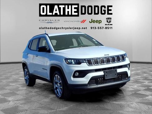Used 2024 Jeep Compass Latitude image 29