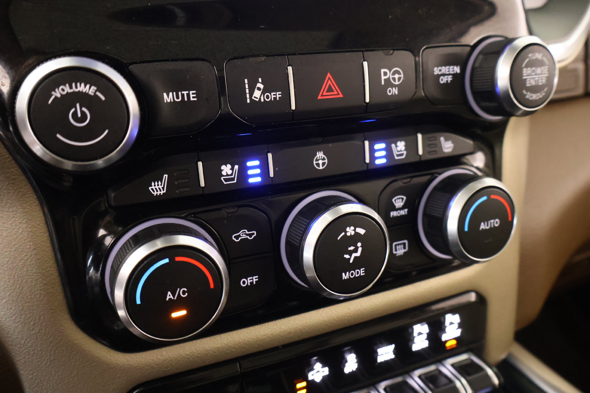 Used 2019 RAM 1500 Laramie AWD/4WD image 7