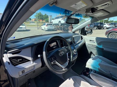 Used 2017 Toyota Sienna LE FWD image 9