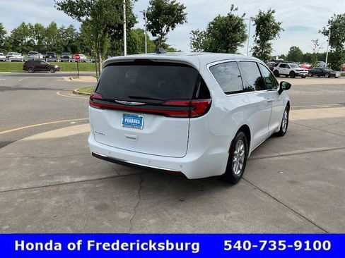 Used 2024 Chrysler Pacifica Touring-L FWD image 6