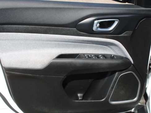 Used 2022 Jeep Compass Latitude FWD image 13