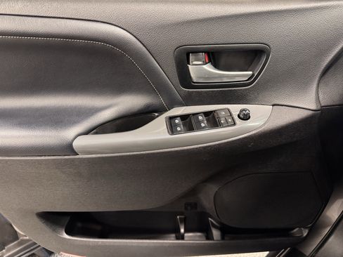 Used 2019 Toyota Sienna SE image 22