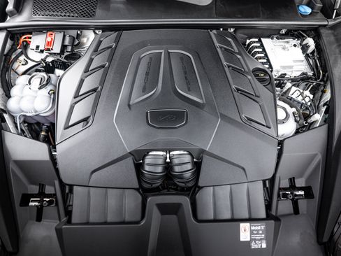 Certified 2025 Porsche Cayenne Turbo AWD/4WD image 24