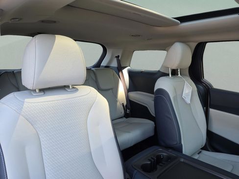 New 2026 Kia Carnival SX Prestige FWD image 8