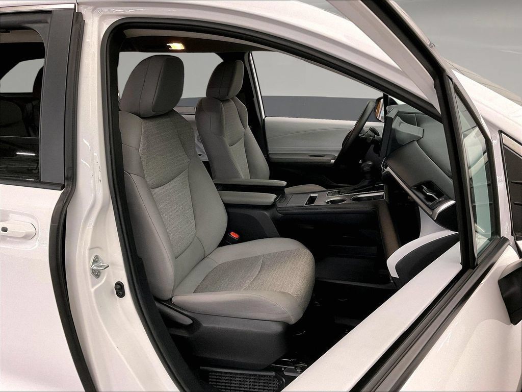 Used 2025 Toyota Sienna LE FWD image 10