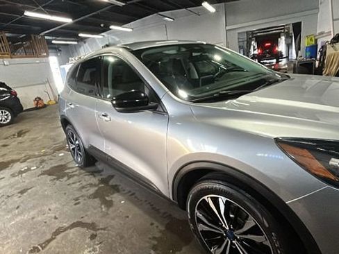 Used 2022 Ford Escape SE w/ SE Sport Appearance Package image 7