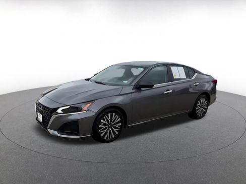 Used 2025 Nissan Altima 2.5 SV FWD image 8