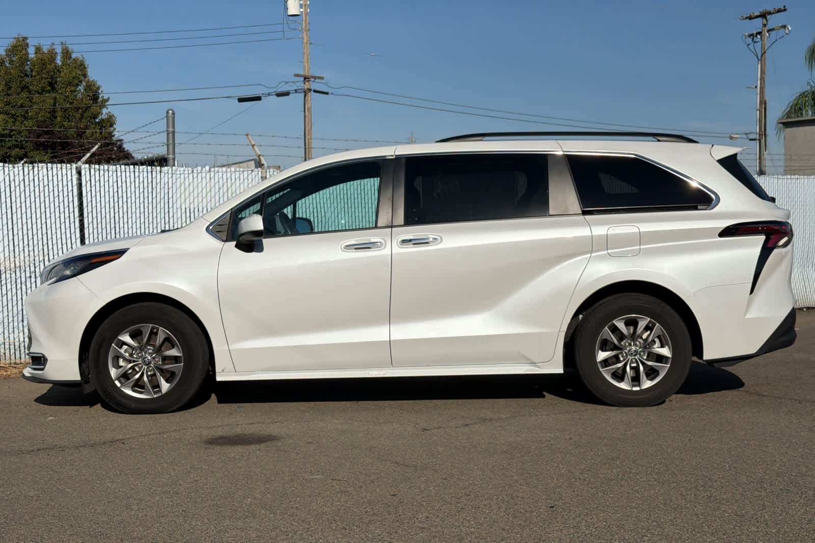Used 2023 Toyota Sienna XLE FWD image 2