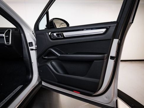 Certified 2023 Porsche Cayenne Platinum Edition AWD/4WD image 27