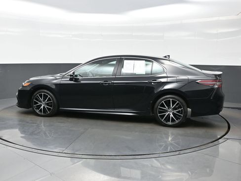 Used 2023 Toyota Camry SE FWD image 3