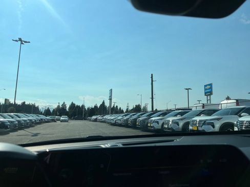 Used 2025 Chevrolet Trax LT w/ LT Convenience Package FWD image 17