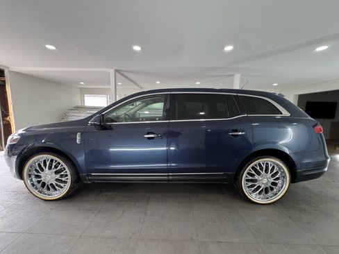 Used 2017 Lincoln MKT FWD image 3