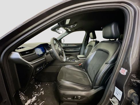 Used 2024 Jeep Grand Cherokee L Altitude image 13