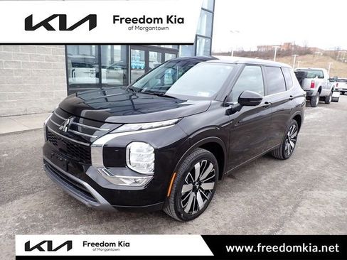 Used 2025 Mitsubishi Outlander SE image 1