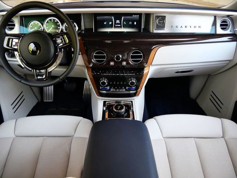 Used 2023 Rolls-Royce Phantom Sedan RWD image 4