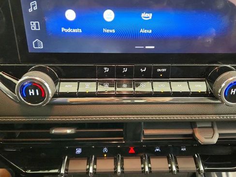Used 2023 Chevrolet Colorado LT w/ LT Convenience Package AWD/4WD image 18