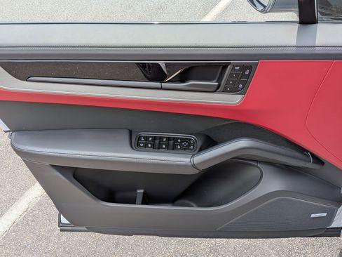 Certified 2026 Porsche Cayenne E-Hybrid Coupe AWD/4WD image 23