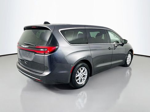 Used 2023 Chrysler Pacifica Touring-L FWD image 7