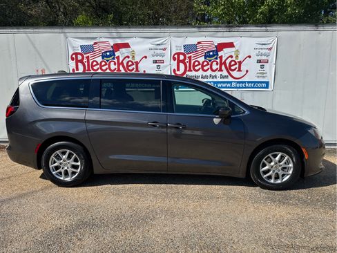 Used 2023 Chrysler Voyager LX FWD image 2