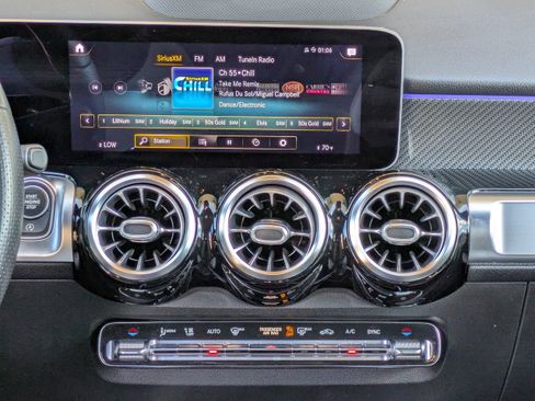 Used 2021 Mercedes-Benz GLB 250 4MATIC image 14