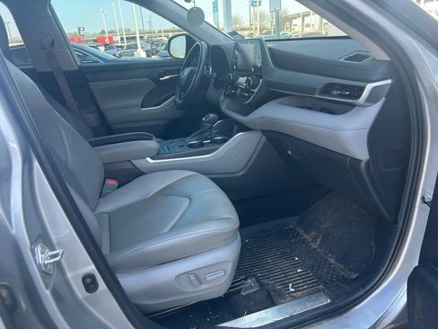 Used 2022 Toyota Highlander XLE image 3