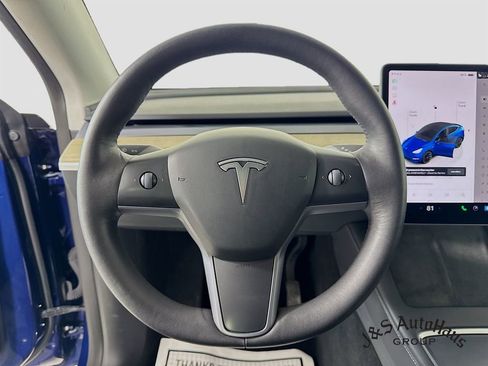 Used 2022 Tesla Model Y Long Range image 12