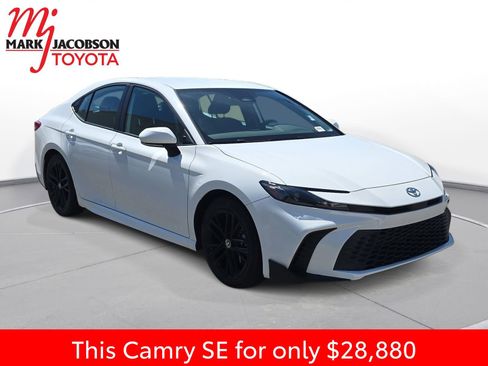 Used 2025 Toyota Camry SE w/ Convenience Package FWD image 5