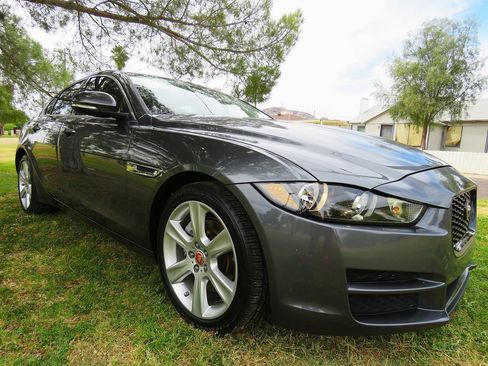 Used 2018 Jaguar XE Prestige image 10