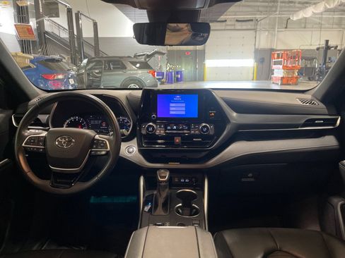 Used 2023 Toyota Highlander XSE FWD image 15