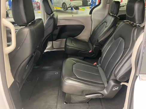 Used 2024 Chrysler Pacifica Touring-L FWD image 12