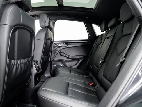 Used 2025 Porsche Macan image 26