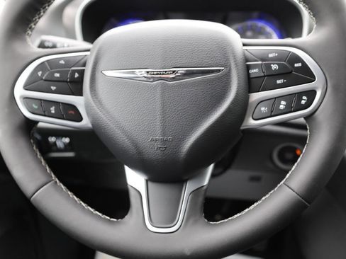 Used 2025 Chrysler Pacifica Select FWD image 19