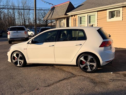 Used 2017 Volkswagen GTI SE image 3