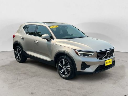 Used 2023 Volvo XC40 B5 Plus AWD/4WD image 3