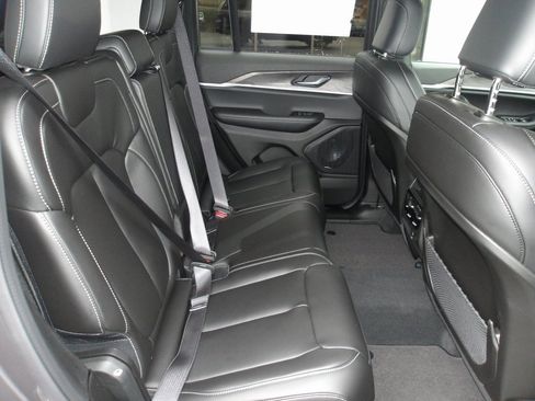 New 2025 Jeep Grand Cherokee Limited image 18