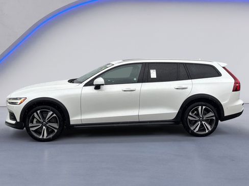 Used 2025 Volvo V60 B5 Cross Country Plus AWD/4WD image 3
