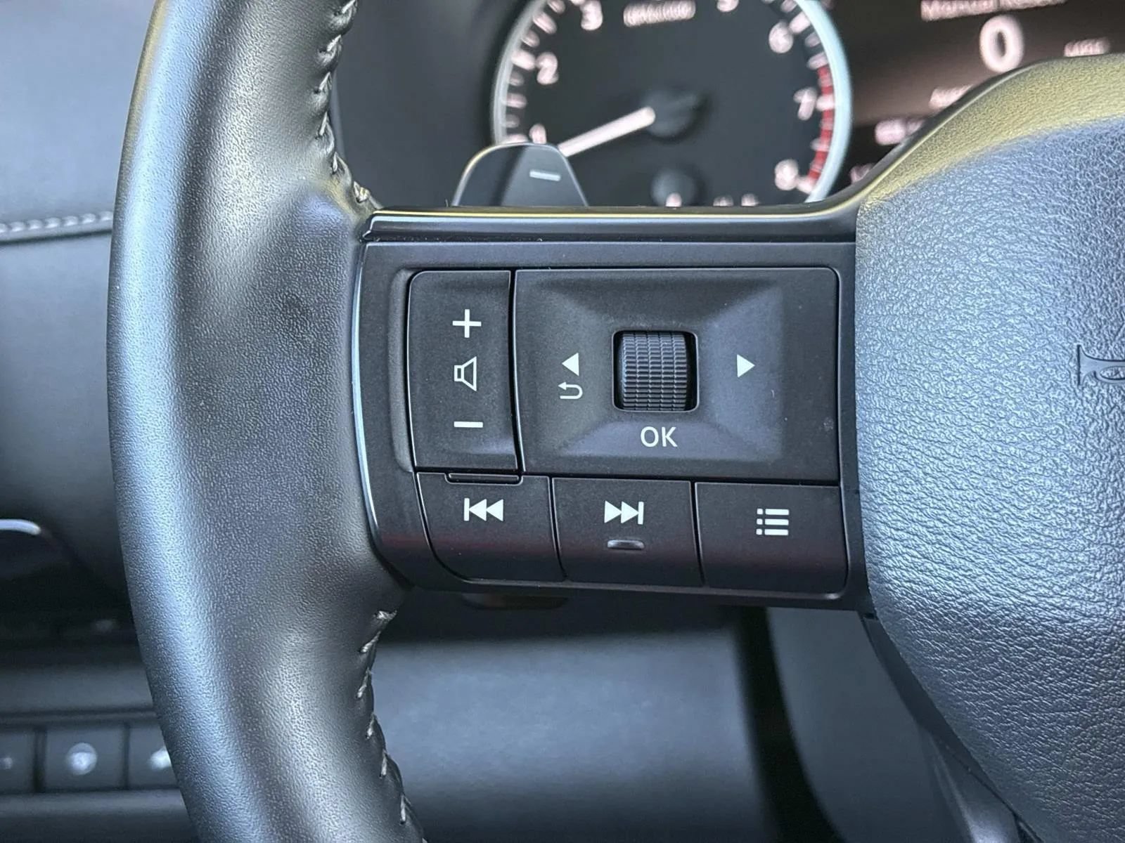 Used 2026 Nissan Pathfinder SV AWD/4WD image 32