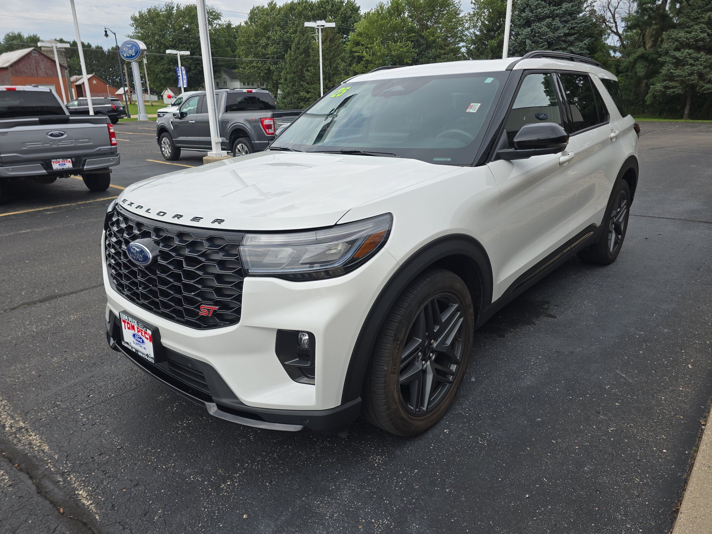 Used 2025 Ford Explorer ST AWD/4WD image 4