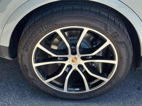 Certified 2025 Porsche Cayenne AWD/4WD image 14