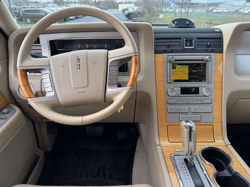 Used 2010 Lincoln Navigator Base image 16