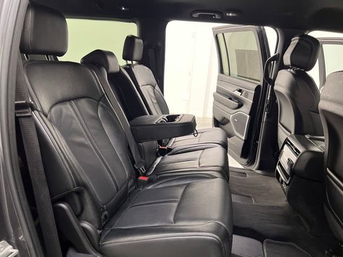 Used 2024 Jeep Wagoneer L Series II RWD image 18