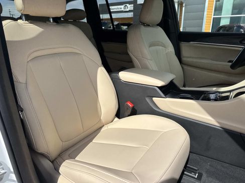 Used 2026 Jeep Grand Cherokee Limited RWD image 11