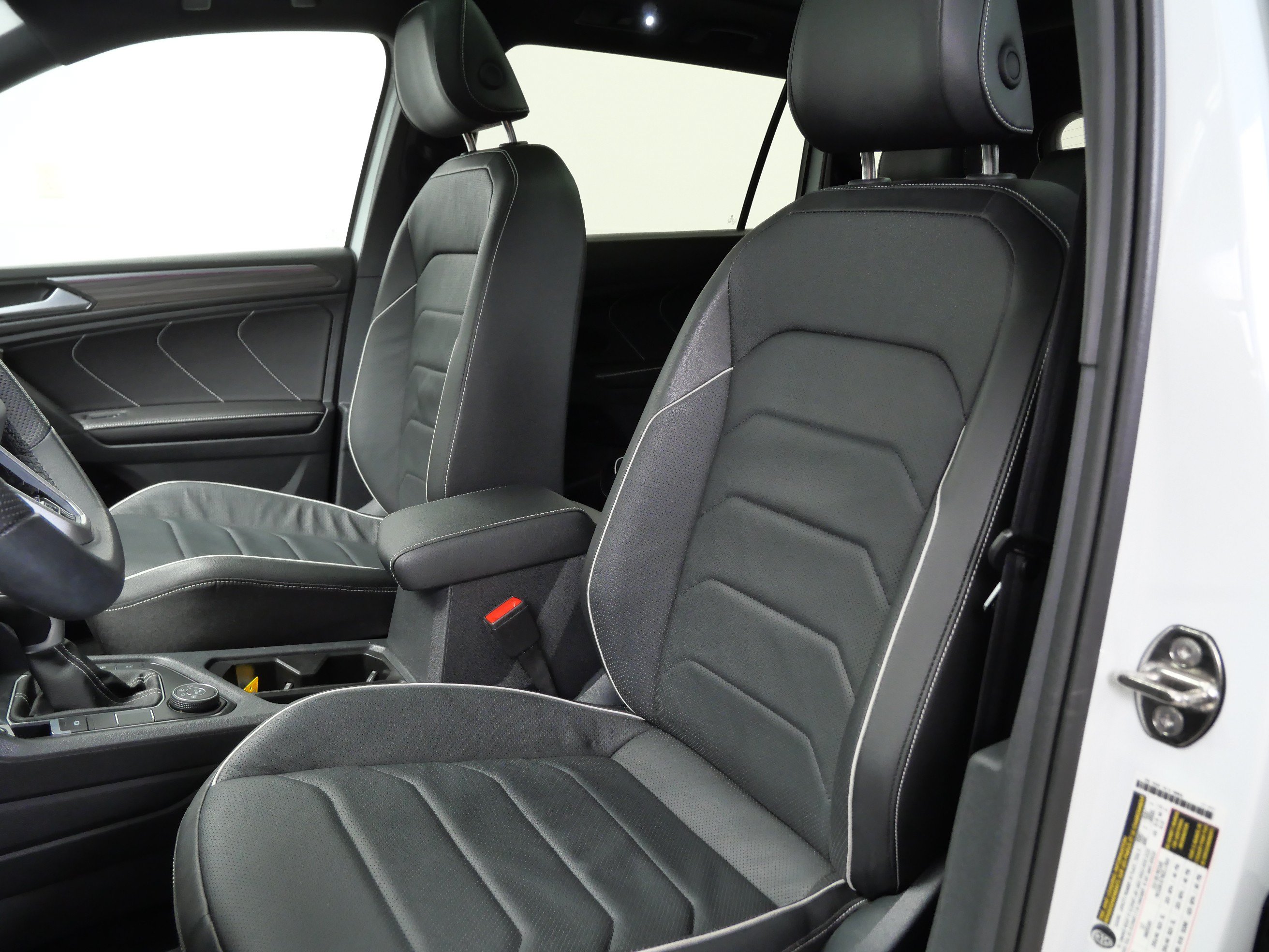 Used 2024 Volkswagen Tiguan SEL R-Line w/ MDO Package, Two-Row AWD/4WD image 15
