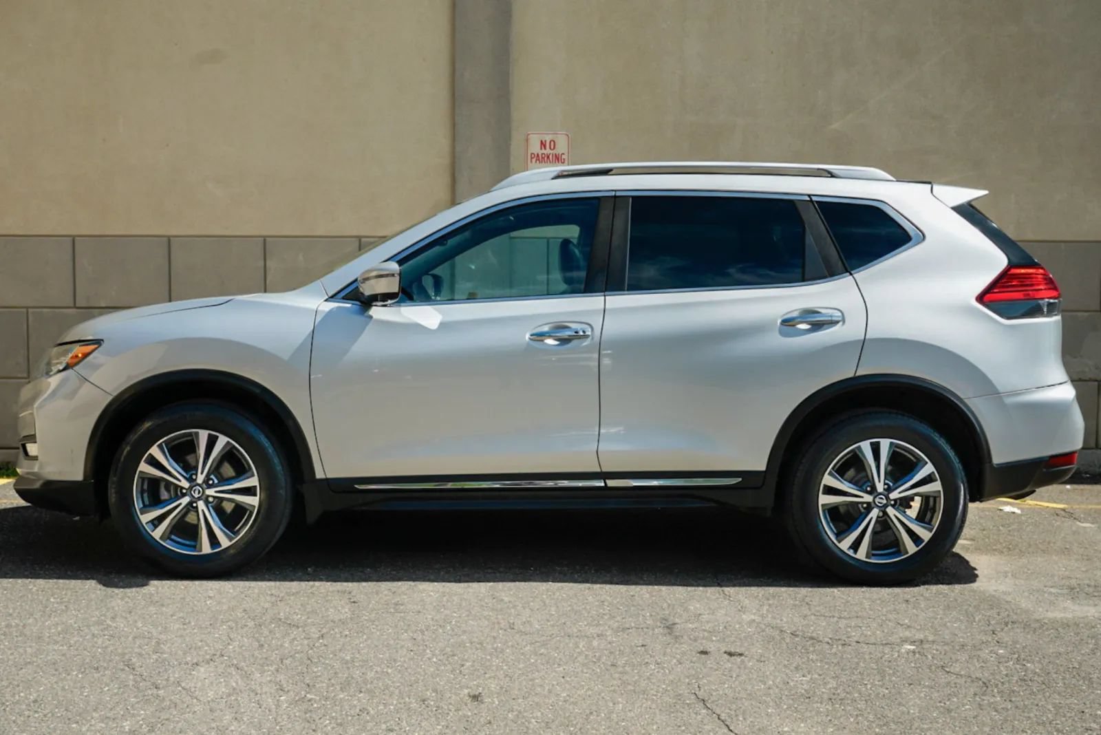 Used 2017 Nissan Rogue SL w/ SL Premium Package AWD/4WD image 8