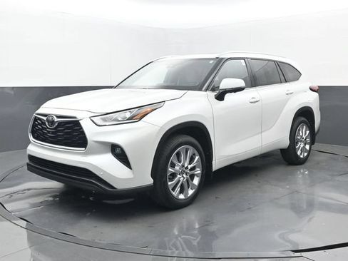 Used 2025 Toyota Highlander Limited FWD image 23