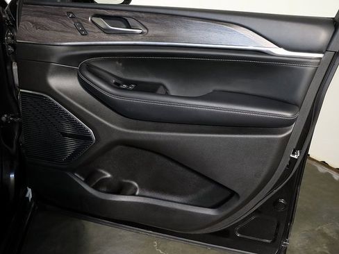 Used 2022 Jeep Grand Cherokee Overland w/ Luxury Tech Group IV image 35