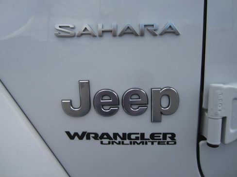 Used 2018 Jeep Wrangler Unlimited Sahara image 12